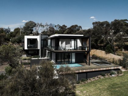 An Elegant Home Built with Two Angles to Capture the Spectacular Views in Mount Eliza, Australia by Megowan Architectural (2)