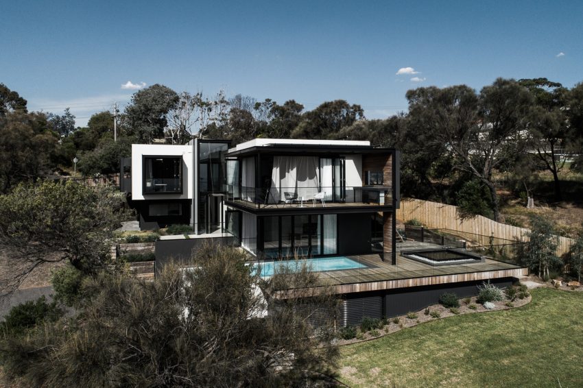 An Elegant Home Built with Two Angles to Capture the Spectacular Views in Mount Eliza, Australia by Megowan Architectural (2)