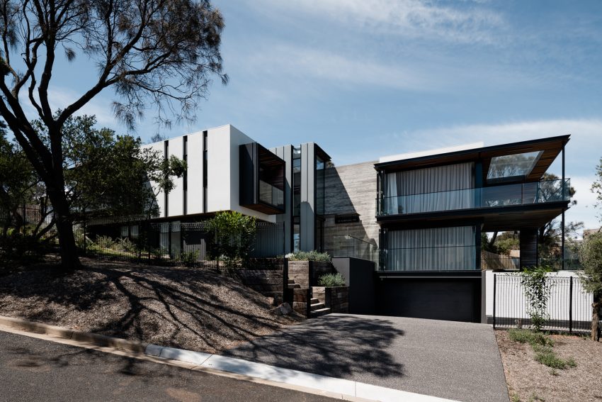 An Elegant Home Built with Two Angles to Capture the Spectacular Views in Mount Eliza, Australia by Megowan Architectural (3)