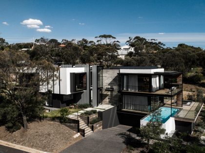 An Elegant Home Built with Two Angles to Capture the Spectacular Views in Mount Eliza, Australia by Megowan Architectural (4)