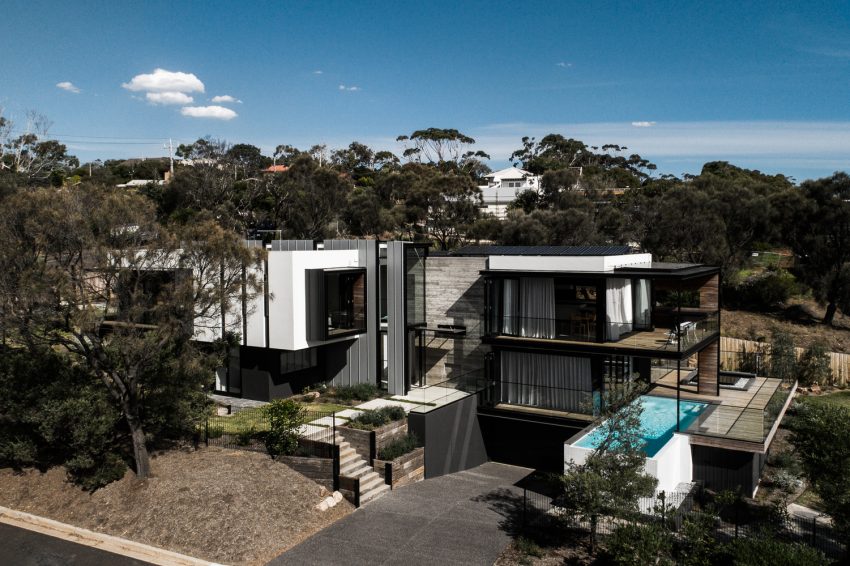 An Elegant Home Built with Two Angles to Capture the Spectacular Views in Mount Eliza, Australia by Megowan Architectural (4)