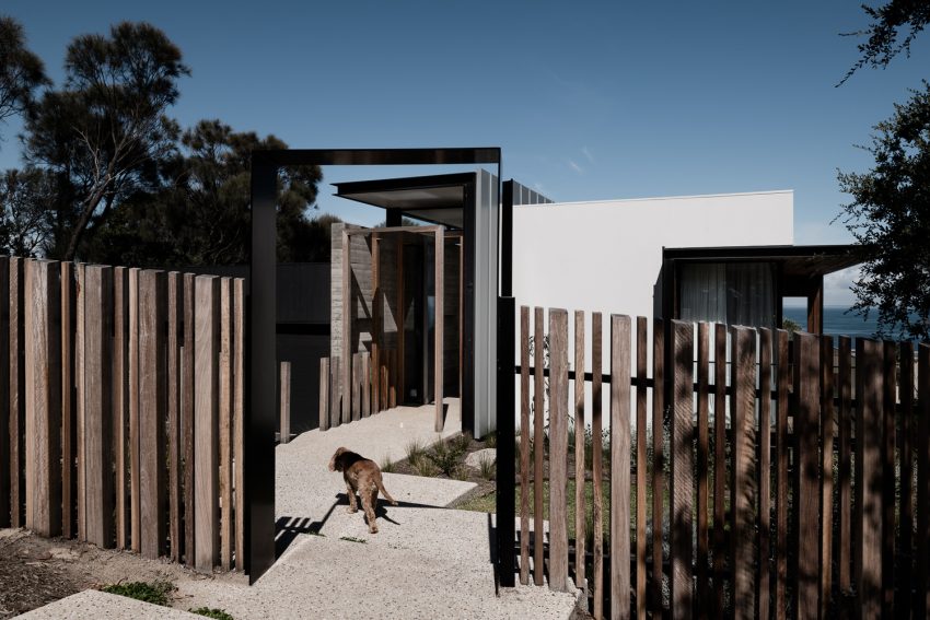 An Elegant Home Built with Two Angles to Capture the Spectacular Views in Mount Eliza, Australia by Megowan Architectural (5)