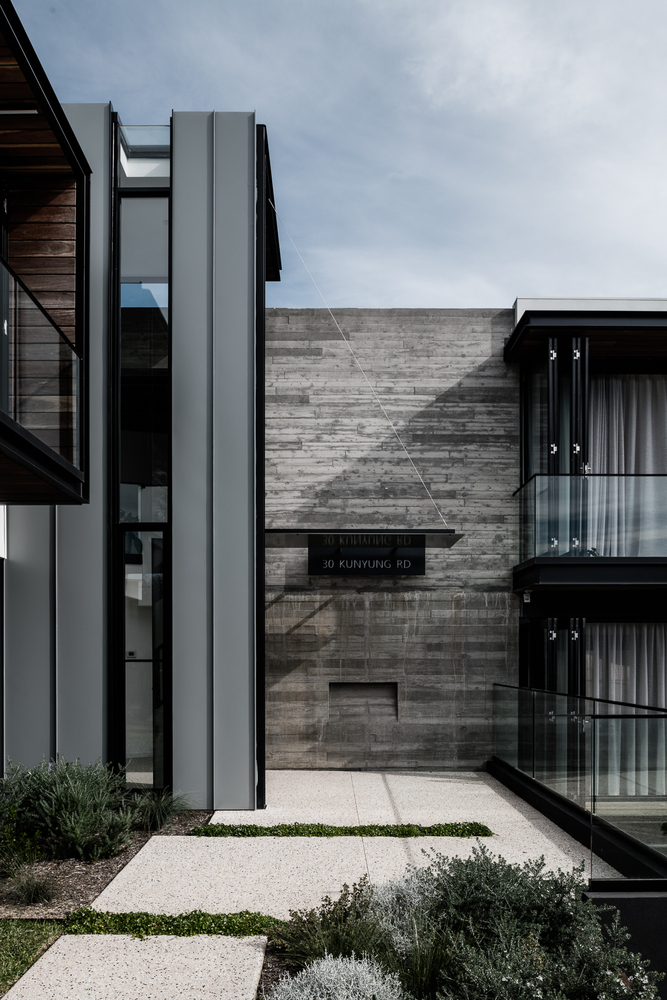 An Elegant Home Built with Two Angles to Capture the Spectacular Views in Mount Eliza, Australia by Megowan Architectural (8)