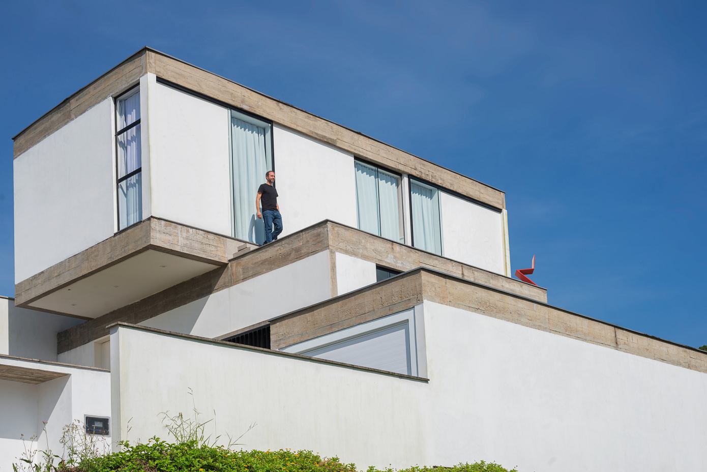 An Elegant Modern House Made of Reinforced Concrete in Jaraguá do Sul, Brazil by Pablo José Vailatti (17)