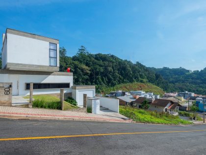 An Elegant Modern House Made of Reinforced Concrete in Jaraguá do Sul, Brazil by Pablo José Vailatti (18)