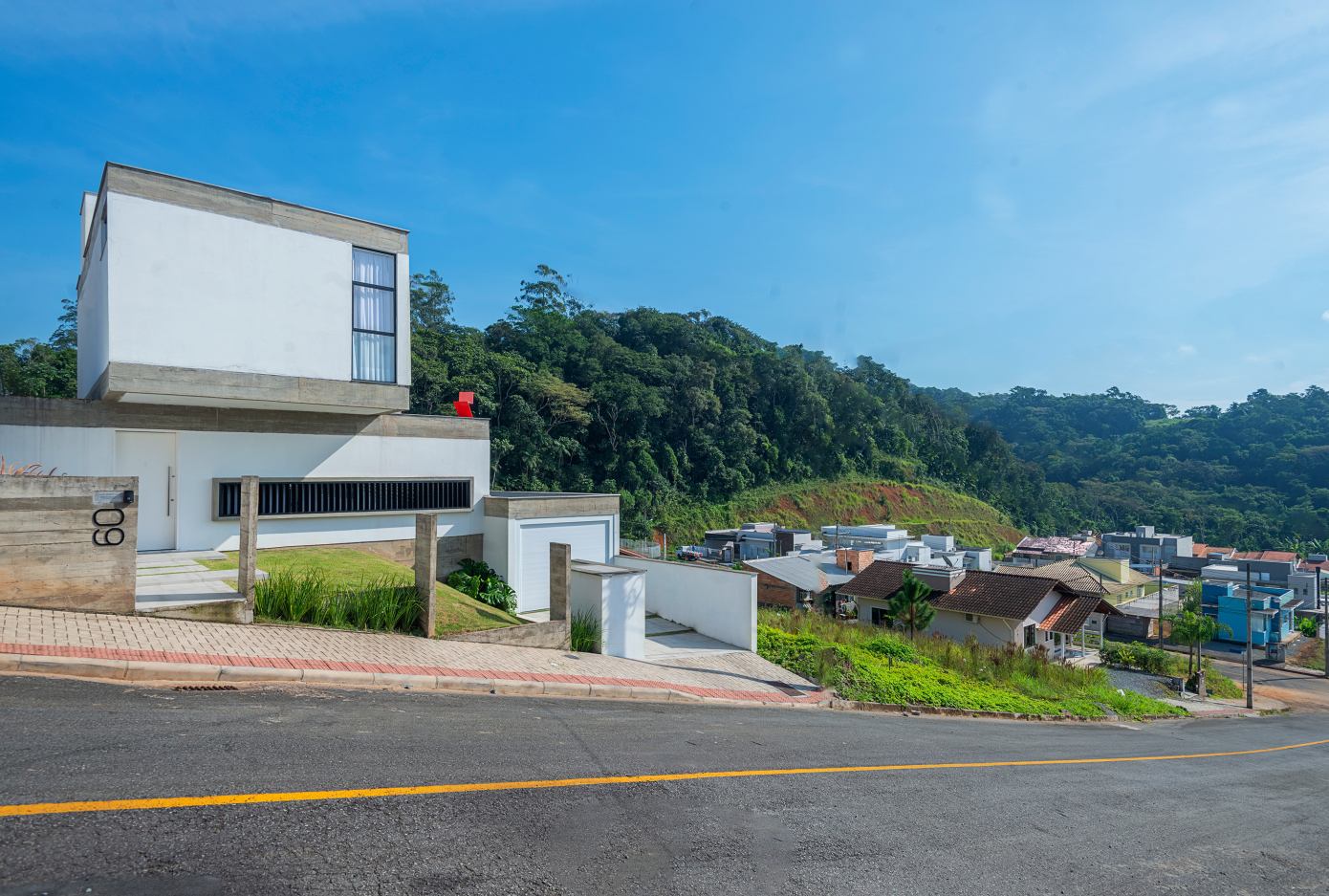 An Elegant Modern House Made of Reinforced Concrete in Jaraguá do Sul, Brazil by Pablo José Vailatti (18)