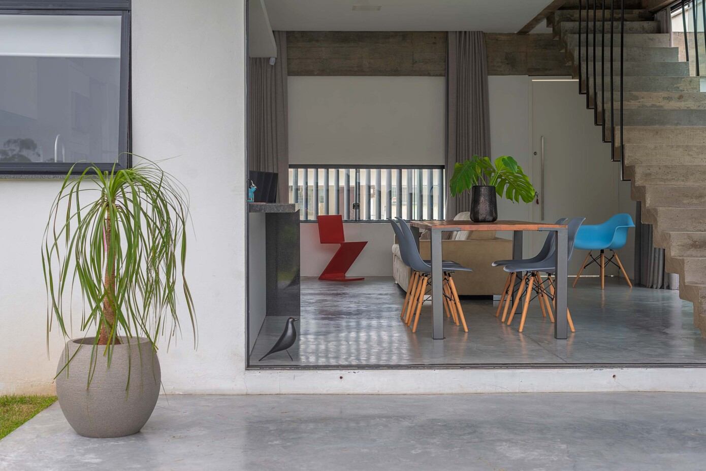 An Elegant Modern House Made of Reinforced Concrete in Jaraguá do Sul, Brazil by Pablo José Vailatti (3)