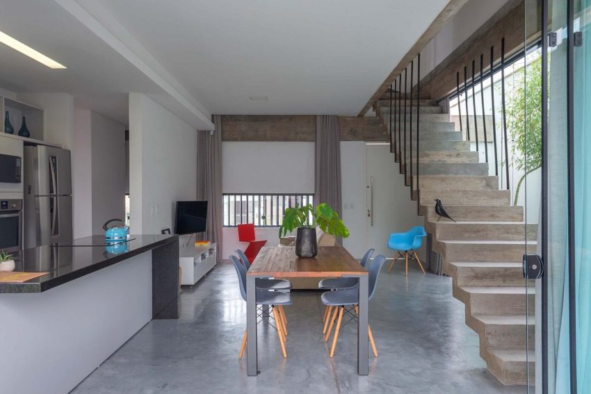 An Elegant Modern House Made of Reinforced Concrete in Jaraguá do Sul, Brazil by Pablo José Vailatti (4)