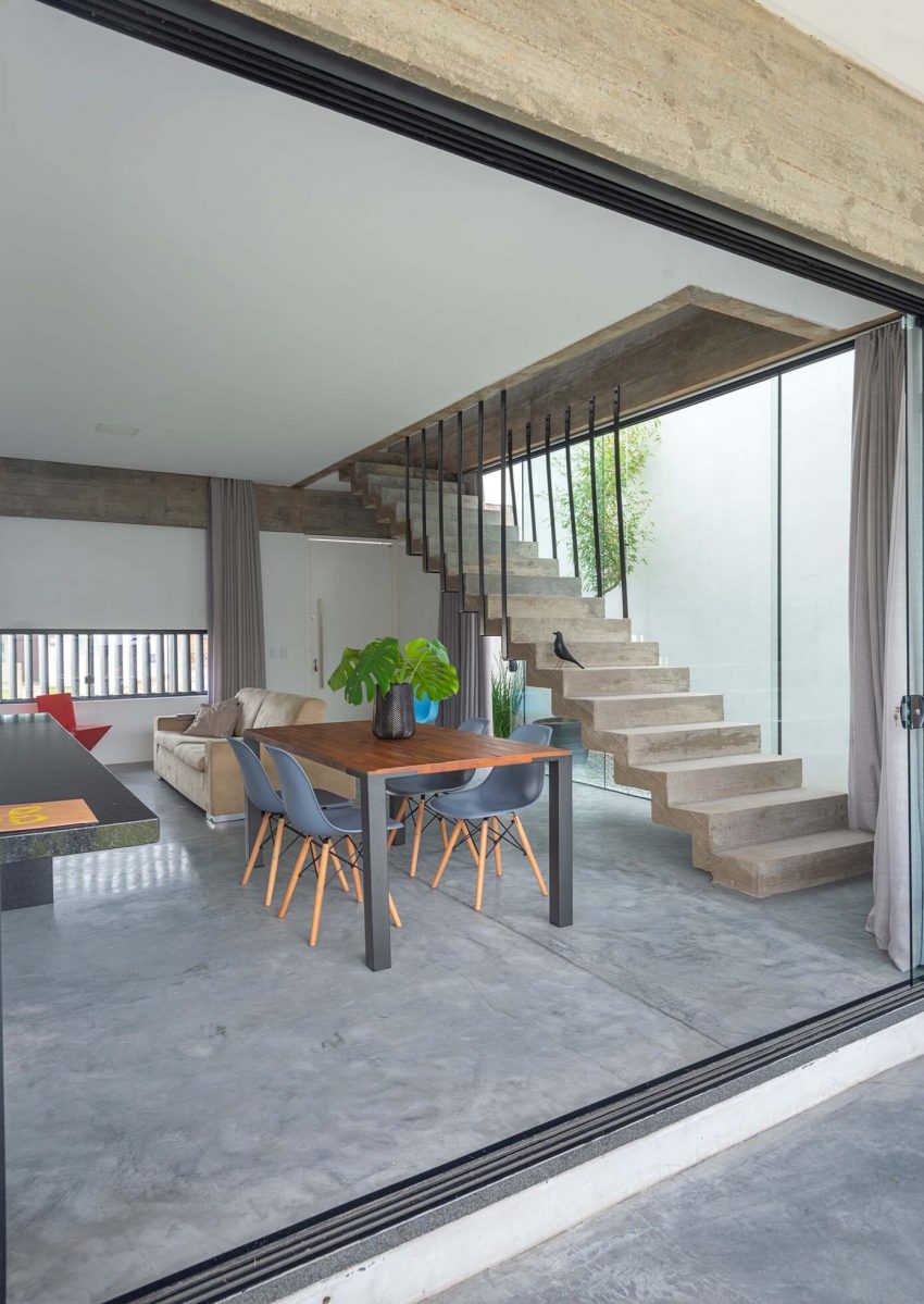 An Elegant Modern House Made of Reinforced Concrete in Jaraguá do Sul, Brazil by Pablo José Vailatti (5)