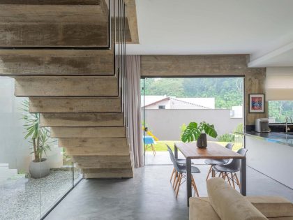 An Elegant Modern House Made of Reinforced Concrete in Jaraguá do Sul, Brazil by Pablo José Vailatti (7)