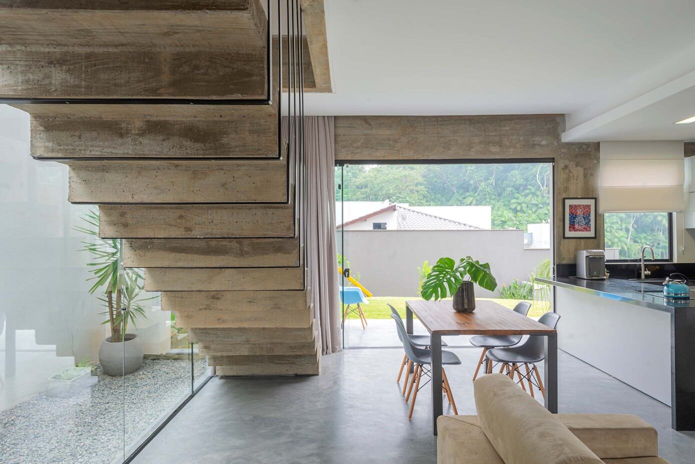 An Elegant Modern House Made of Reinforced Concrete in Jaraguá do Sul, Brazil by Pablo José Vailatti (7)