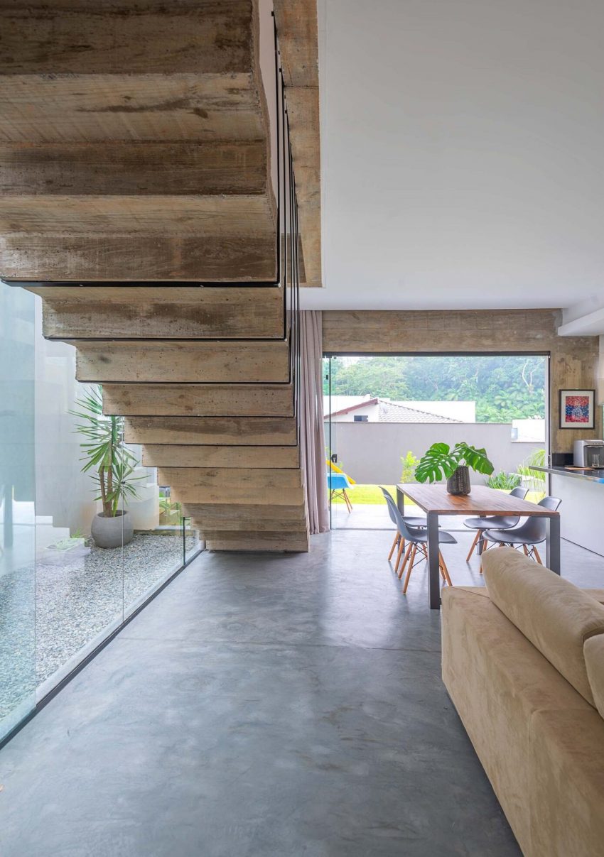 An Elegant Modern House Made of Reinforced Concrete in Jaraguá do Sul, Brazil by Pablo José Vailatti (8)