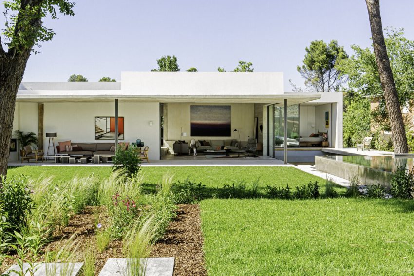 An Elegant Modern House with Panoramic View of Surrounding Nature in Madrid, Spain by Ábaton Arquitectura (2)