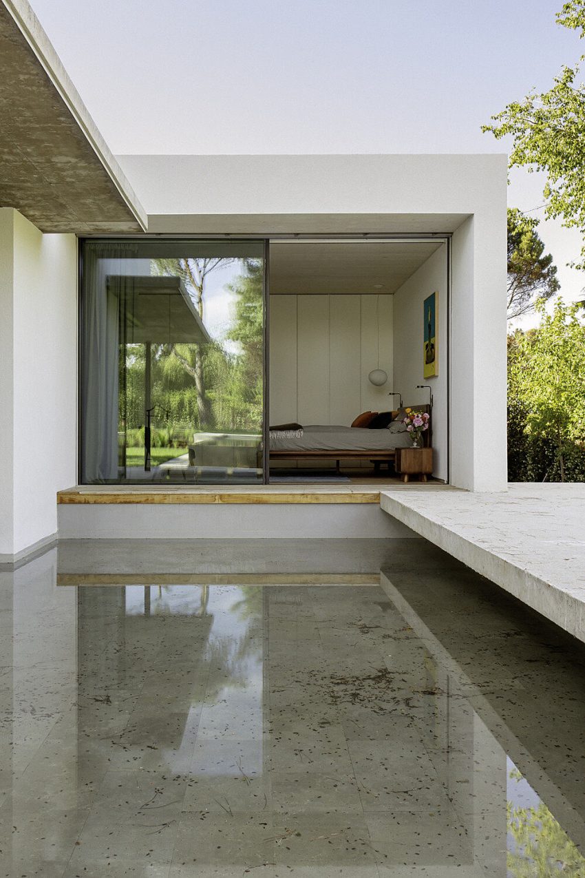 An Elegant Modern House with Panoramic View of Surrounding Nature in Madrid, Spain by Ábaton Arquitectura (26)