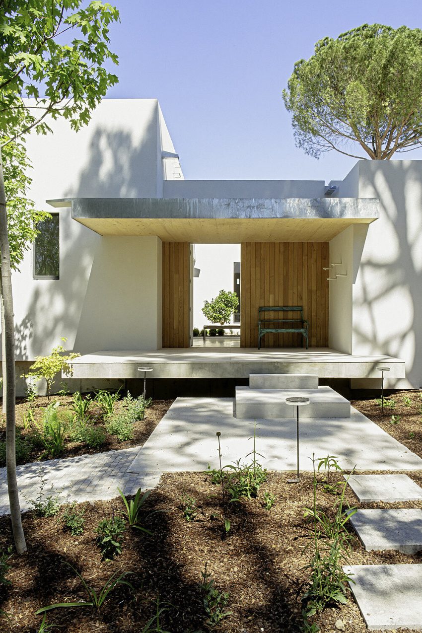 An Elegant Modern House with Panoramic View of Surrounding Nature in Madrid, Spain by Ábaton Arquitectura (29)