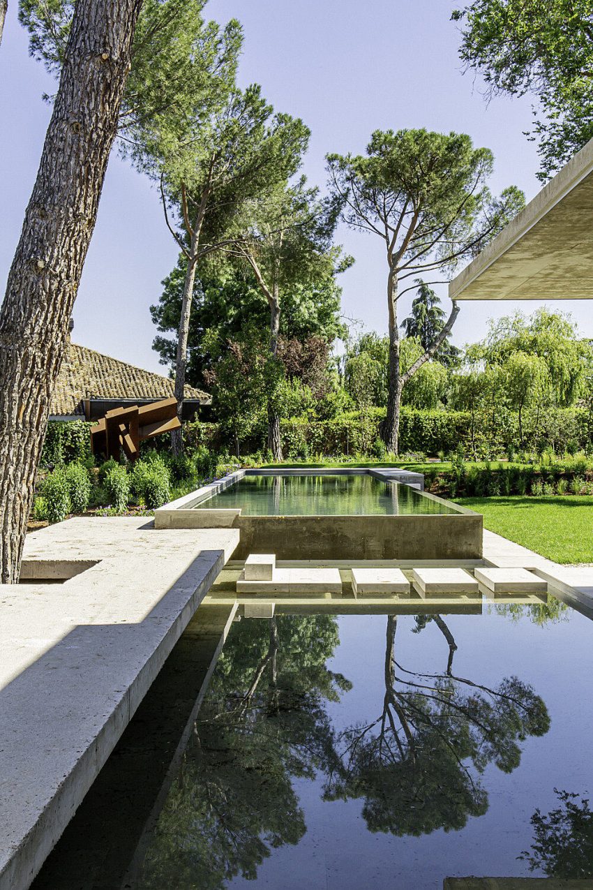 An Elegant Modern House with Panoramic View of Surrounding Nature in Madrid, Spain by Ábaton Arquitectura (30)
