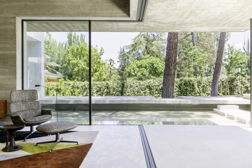 An Elegant Modern House with Panoramic View of Surrounding Nature in Madrid, Spain by Ábaton Arquitectura (7)