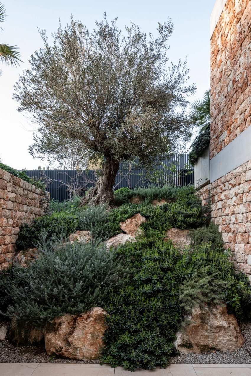 BEEF Architekti Designs a Stunning Modern Stone House in Palma de Mallorca, Spain (18)