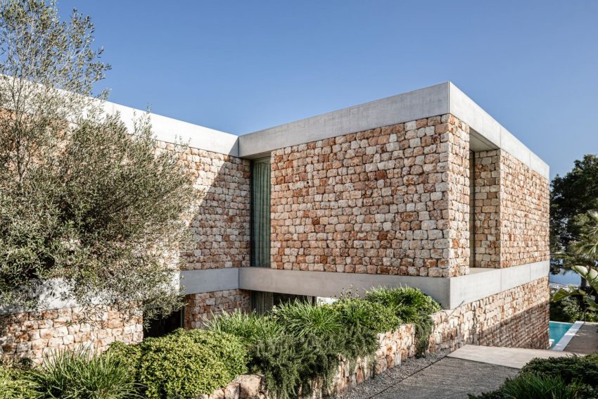 BEEF Architekti Designs a Stunning Modern Stone House in Palma de Mallorca, Spain (19)