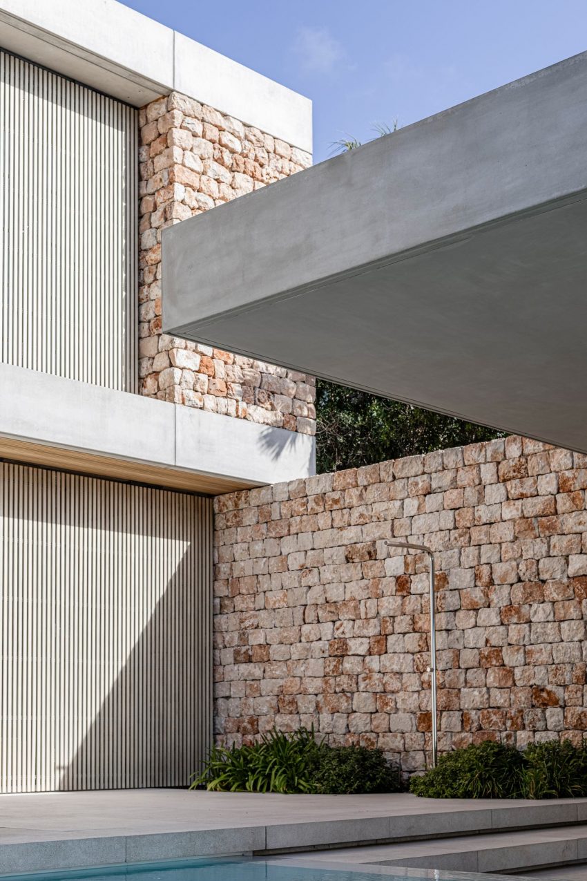 BEEF Architekti Designs a Stunning Modern Stone House in Palma de Mallorca, Spain (28)