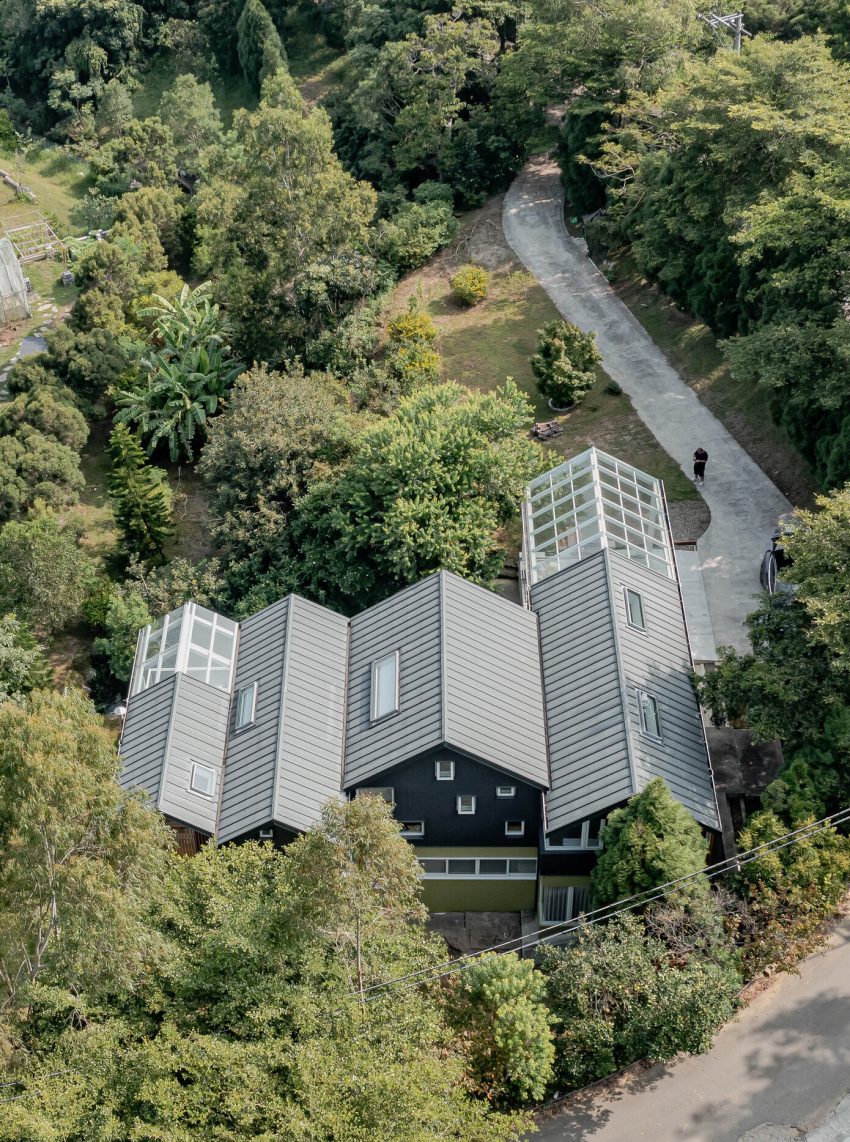 Emerge Architects & Associates Design a Contemporary Home with Elegant Wooden Surfaces in Taiwan (8)