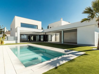 Enrique Jiménez Designs a Striking Contemporary Home in La Zubia, Spain (1)
