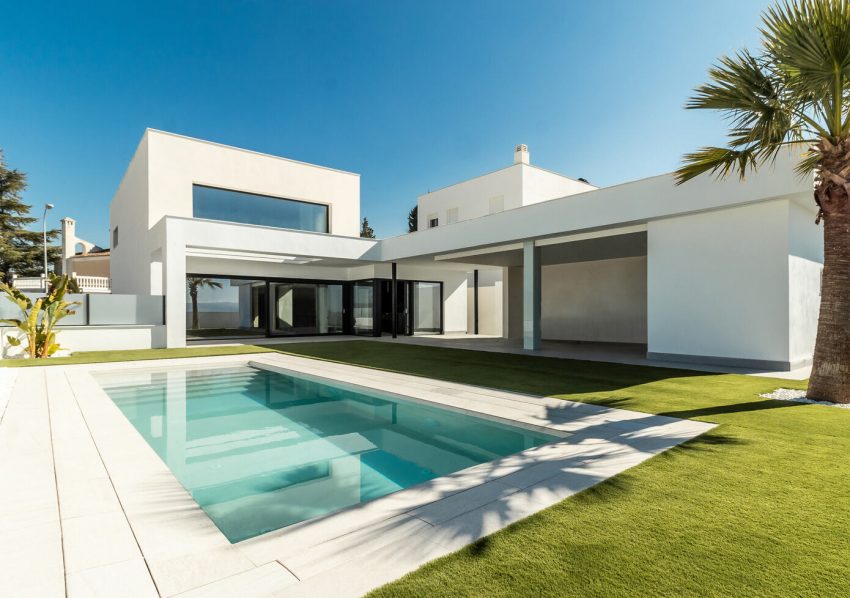 Enrique Jiménez Designs a Striking Contemporary Home in La Zubia, Spain (1)