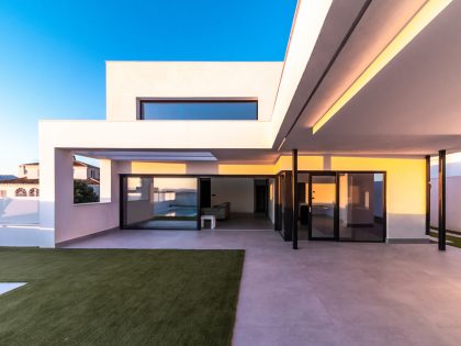 Enrique Jiménez Designs a Striking Contemporary Home in La Zubia, Spain (10)