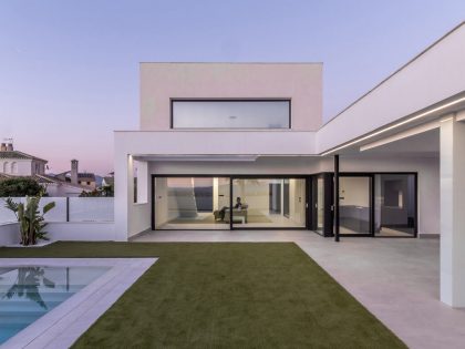 Enrique Jiménez Designs a Striking Contemporary Home in La Zubia, Spain (2)