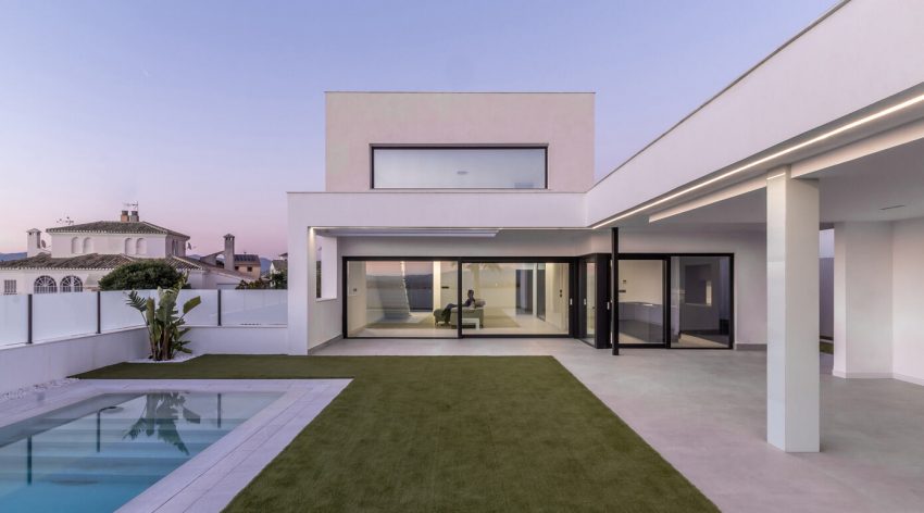 Enrique Jiménez Designs a Striking Contemporary Home in La Zubia, Spain (2)
