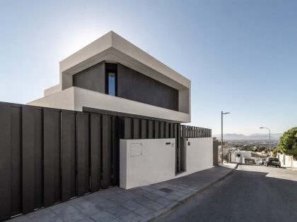 Enrique Jiménez Designs a Striking Contemporary Home in La Zubia, Spain (3)