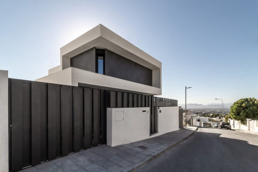 Enrique Jiménez Designs a Striking Contemporary Home in La Zubia, Spain (3)