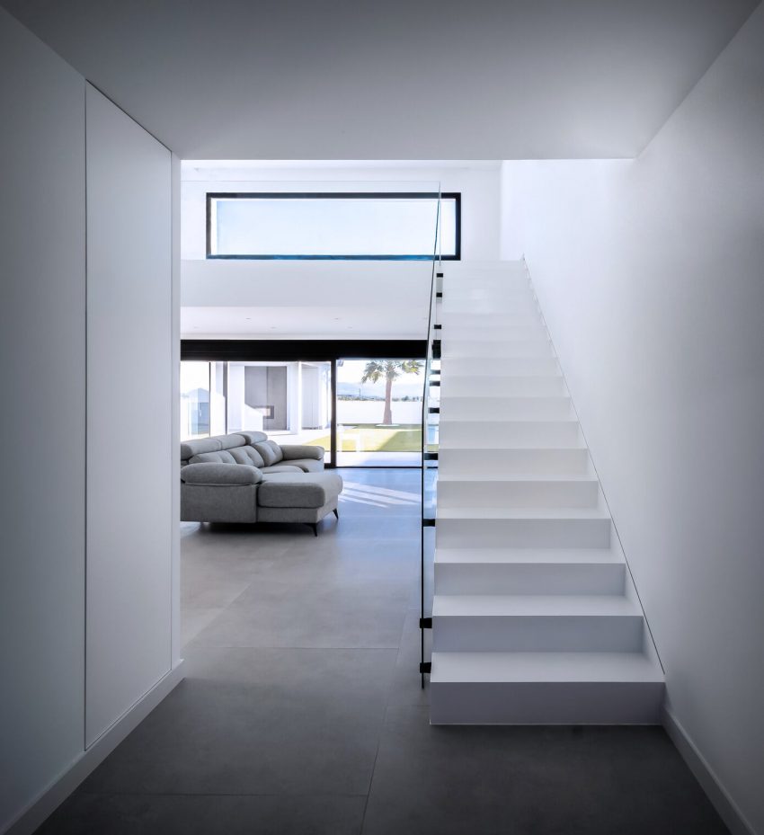 Enrique Jiménez Designs a Striking Contemporary Home in La Zubia, Spain (4)