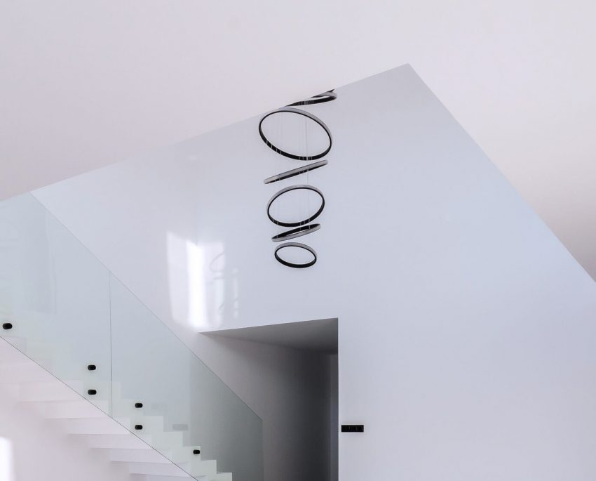 Enrique Jiménez Designs a Striking Contemporary Home in La Zubia, Spain (7)