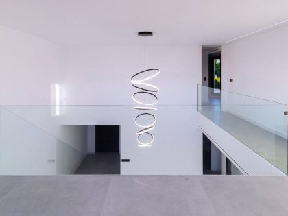 Enrique Jiménez Designs a Striking Contemporary Home in La Zubia, Spain (8)