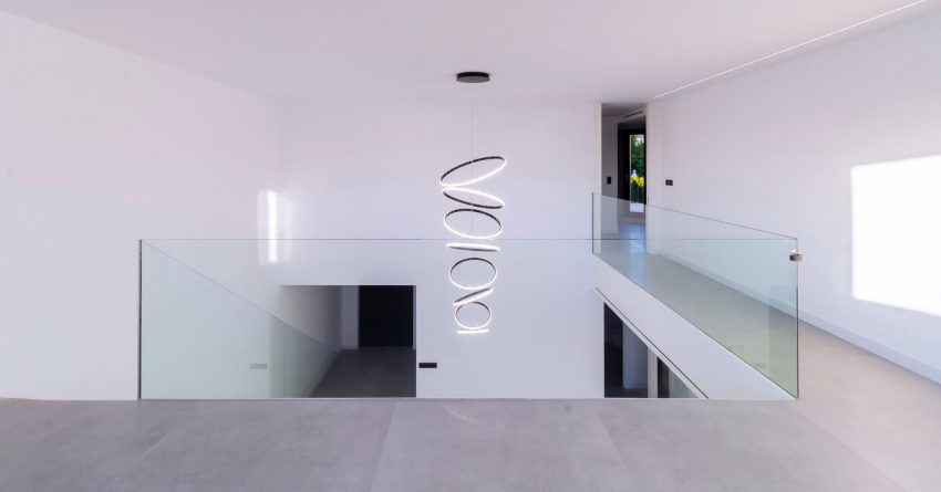Enrique Jiménez Designs a Striking Contemporary Home in La Zubia, Spain (8)