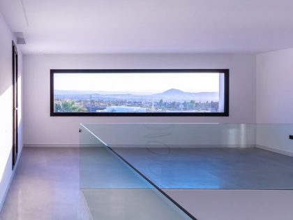 Enrique Jiménez Designs a Striking Contemporary Home in La Zubia, Spain (9)