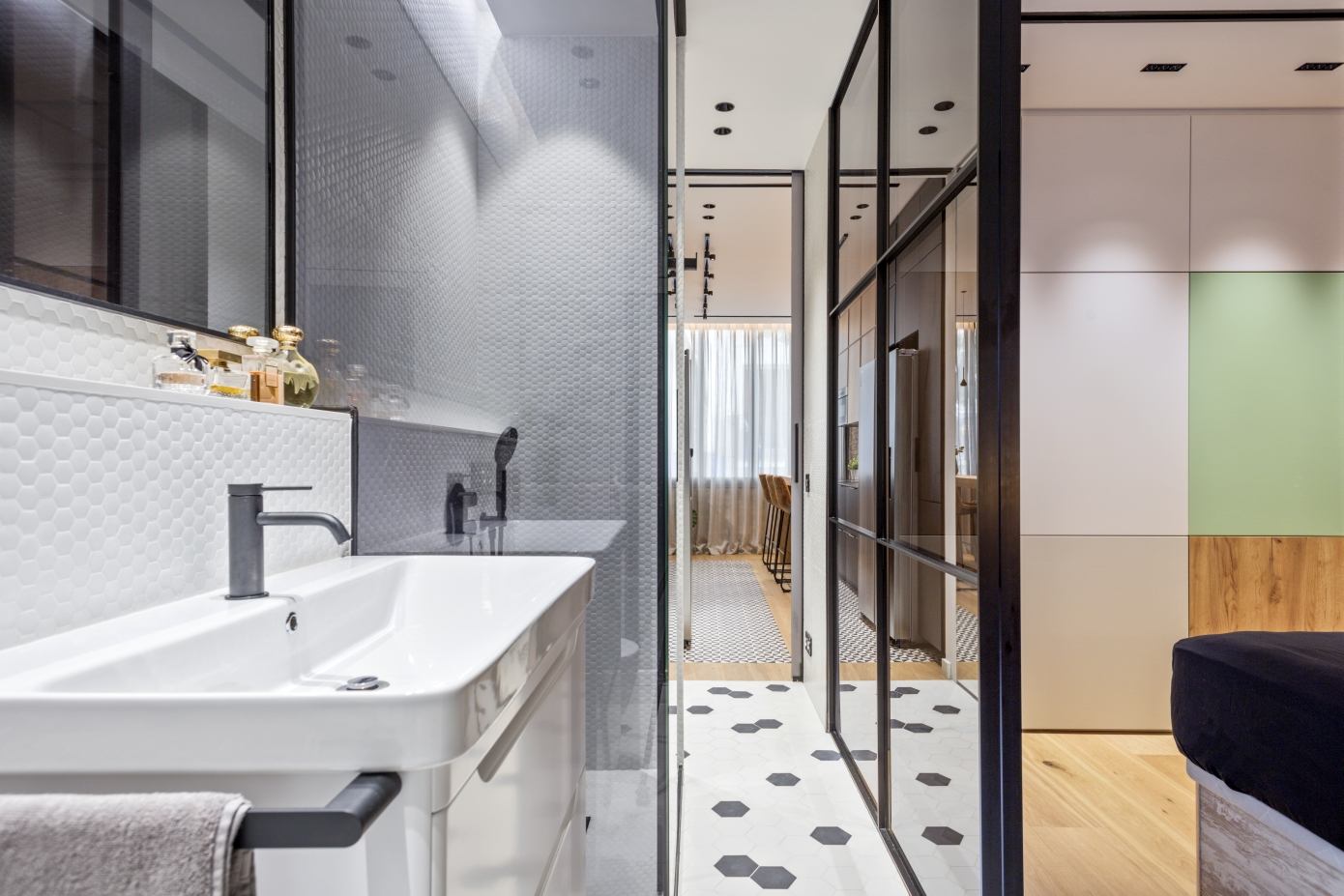 Luis Sanandres Interiorismo Designs a Small Modern Apartment in Sitges, Spain (16)