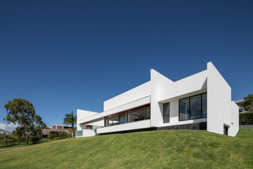 NEBR Arquitetura Designs a Stylish Contemporary House Set Amidst the Scenic Rocky Lands of Gravatá, Brazil (1)