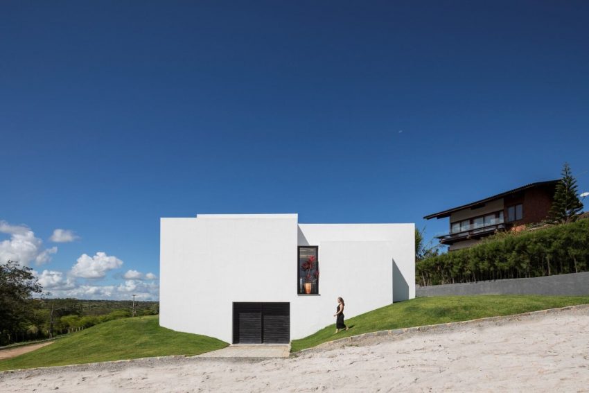 NEBR Arquitetura Designs a Stylish Contemporary House Set Amidst the Scenic Rocky Lands of Gravatá, Brazil (15)