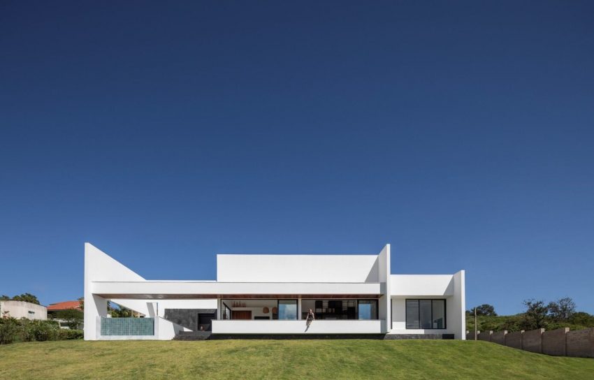 NEBR Arquitetura Designs a Stylish Contemporary House Set Amidst the Scenic Rocky Lands of Gravatá, Brazil (2)