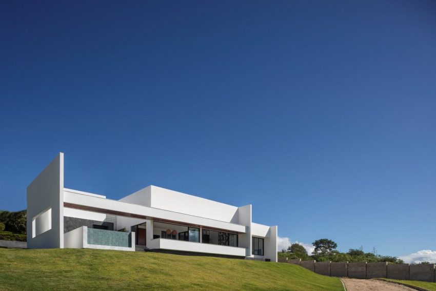 NEBR Arquitetura Designs a Stylish Contemporary House Set Amidst the Scenic Rocky Lands of Gravatá, Brazil (3)