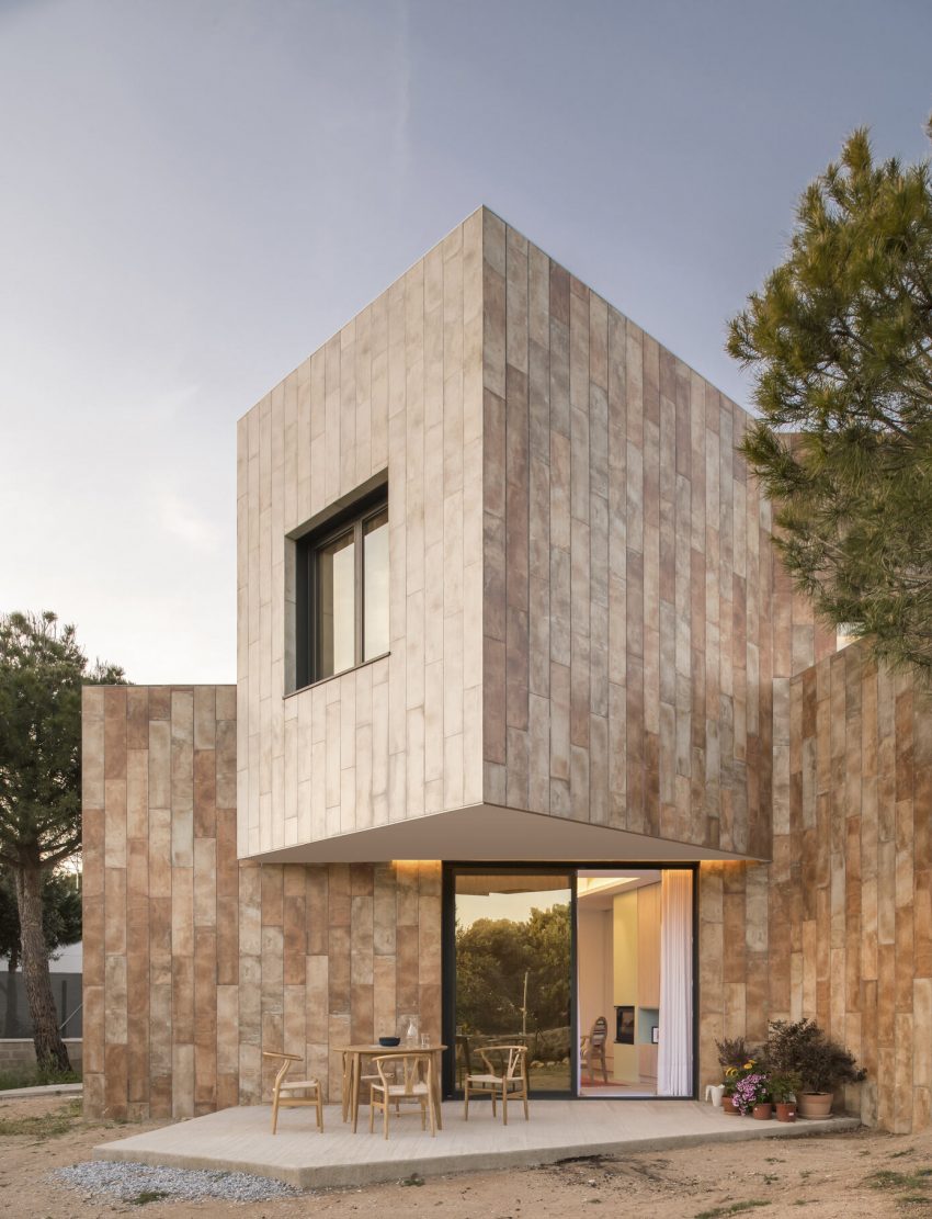 OOIIO Architecture Designs a Striking and Unusual Contemporary Home in Madrid, Spain (15)