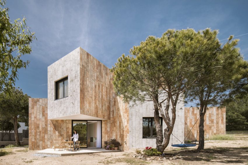 OOIIO Architecture Designs a Striking and Unusual Contemporary Home in Madrid, Spain (16)