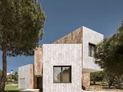 OOIIO Architecture Designs a Striking and Unusual Contemporary Home in Madrid, Spain (19)