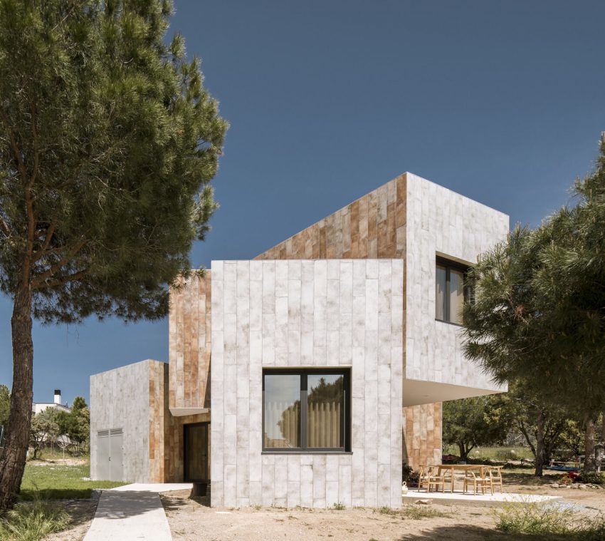 OOIIO Architecture Designs a Striking and Unusual Contemporary Home in Madrid, Spain (19)