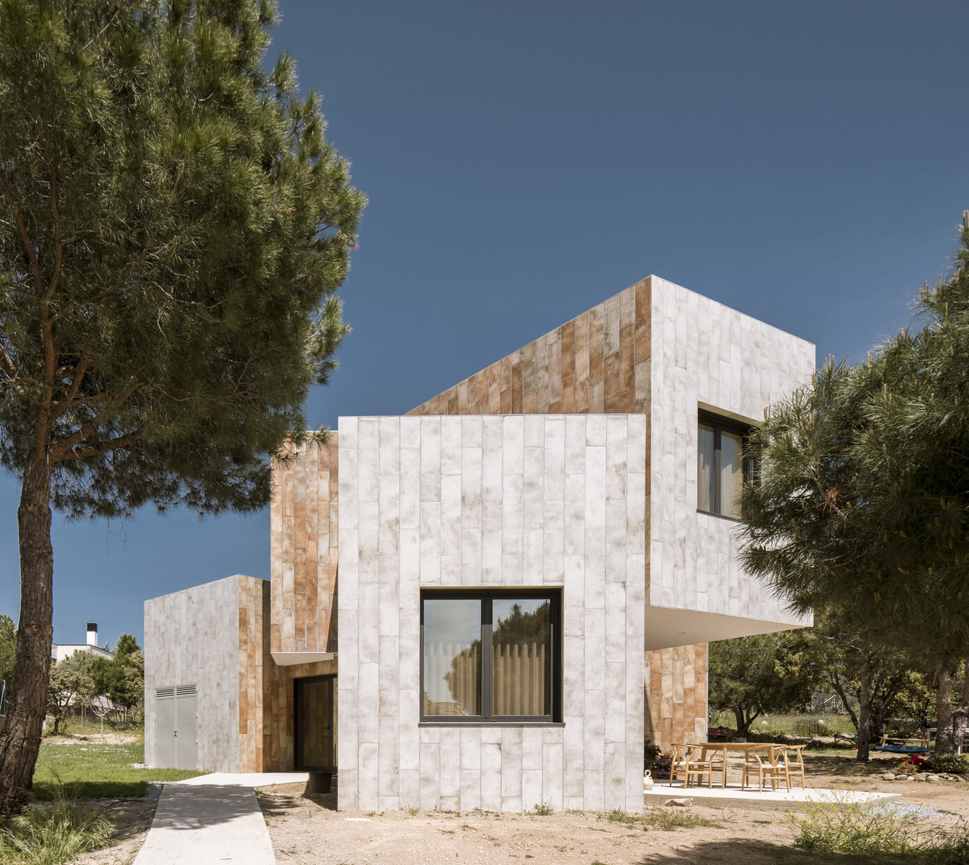 OOIIO Architecture Designs a Striking and Unusual Contemporary Home in Madrid, Spain (19)