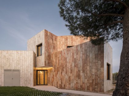 OOIIO Architecture Designs a Striking and Unusual Contemporary Home in Madrid, Spain (29)