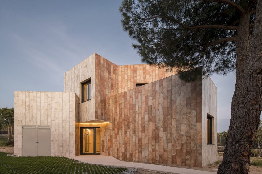 OOIIO Architecture Designs a Striking and Unusual Contemporary Home in Madrid, Spain (29)