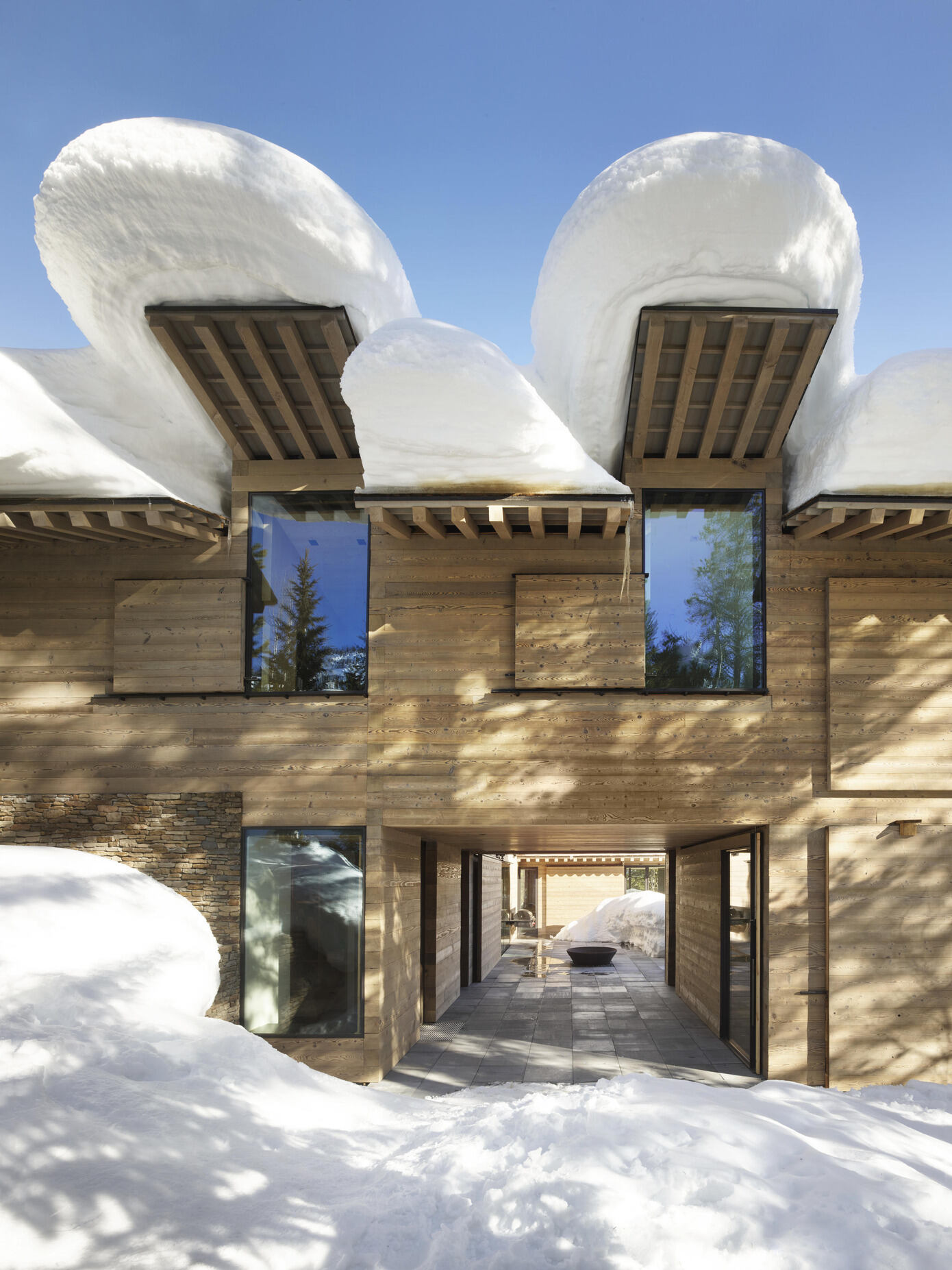 Olson Kundig Designs an Amazing Contemporary Mountain Home in Jackson Hole, Wyoming (33)